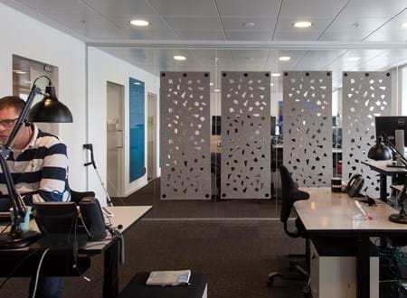 Rumafskærmning i grå filt hos Ticketmaster (1)